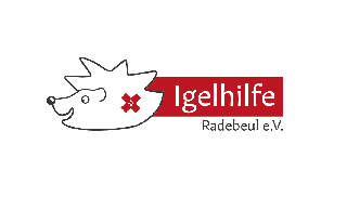 Vereinsvorsitzende Cornelia Schicke mit kleinem Igel Vereinsvorsitzende Cornelia Schicke mit kleinem Igel